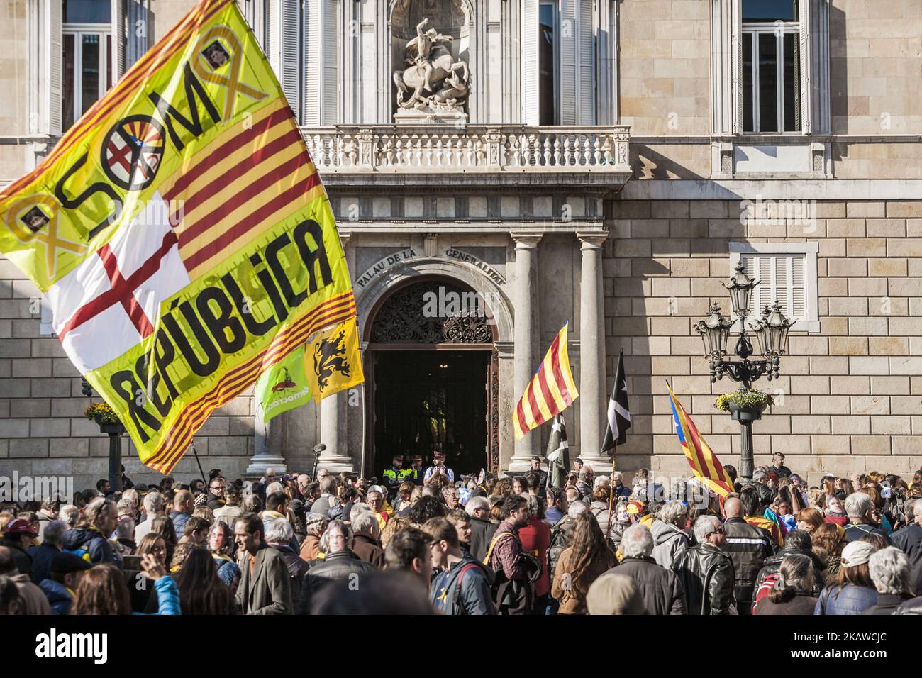 Huge flag with republican symbols in front of the Generalitat Palace during a demonstration of independentists in Barcelona, Spain on January 30, 2018. (Photo by Celestino Arce/NurPhoto) Stock Photo