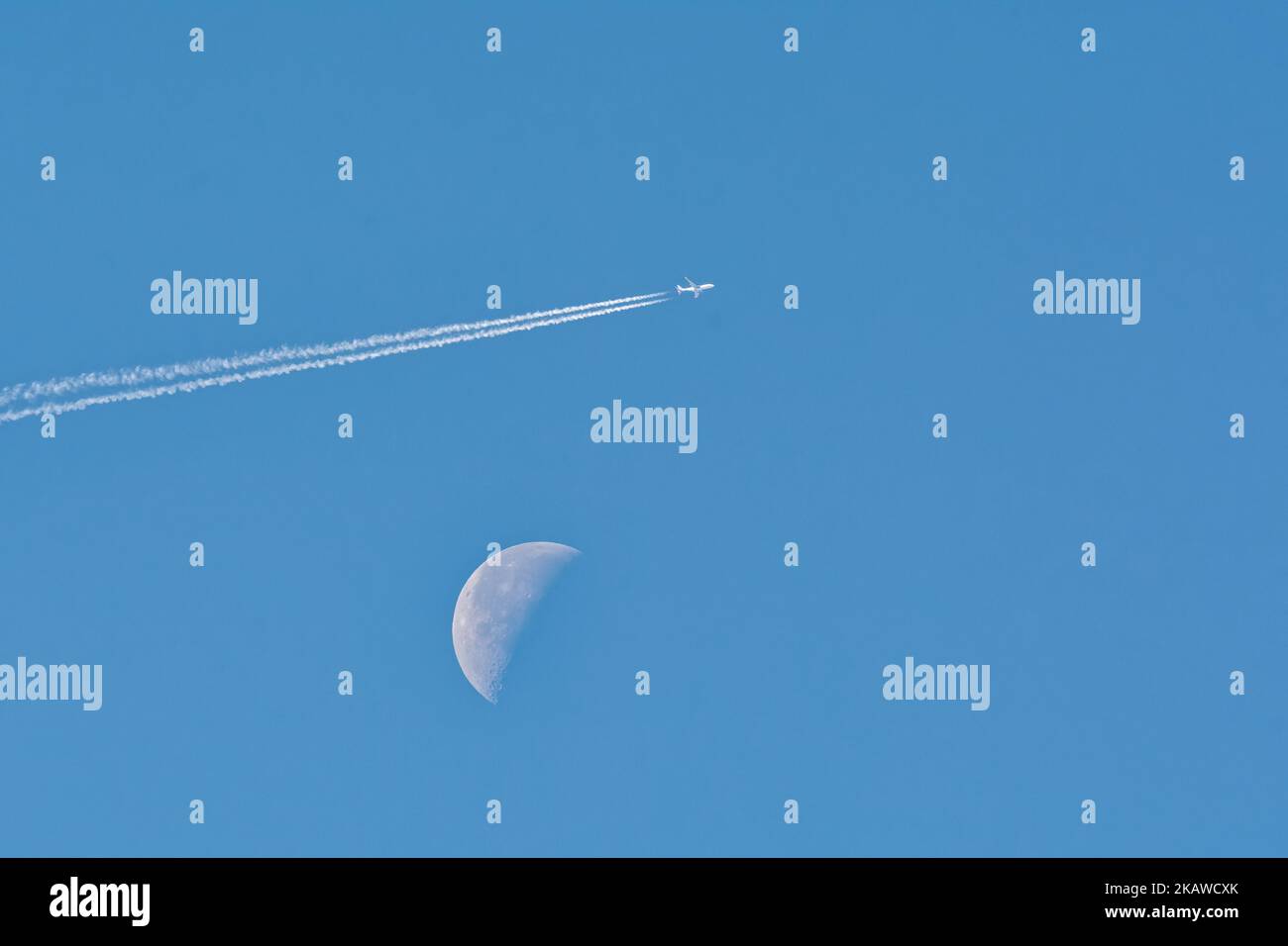 High altitude plane hi-res stock photography and images - Alamy