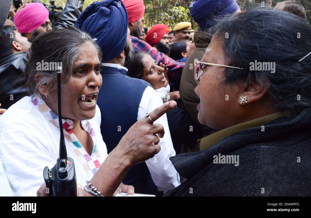 Protestors fight against Delhi Police guards as they demand arrest of Congress leader Jagdish Tytler for his alleged involvement in the 1984 anti-Sikh riots in New Delhi. 9th February, 2018 (Photo by Sahiba Chawdhary/NurPhoto) Stock Photo