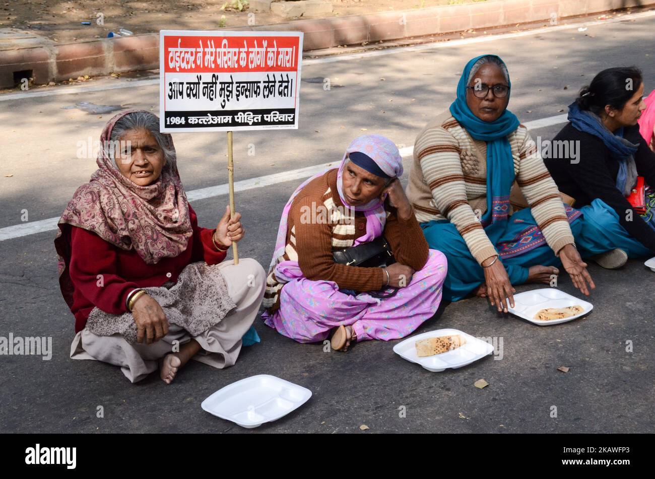 Protestors eat 'langar' or lunch to demonstrators who gathered to demand arrest of Congress leader Jagdish Tytler for his alleged role in the 1984 anti-Sikh riots in New Delhi on 9th February, 2018. (Photo by Sahiba Chawdhary/NurPhoto) Stock Photo