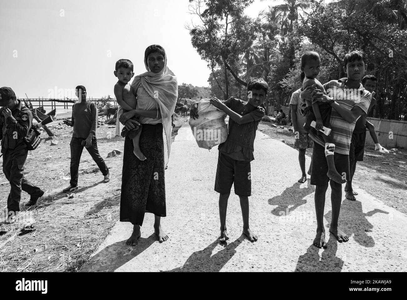 A newly arrived Rohingya refugee family after arriving at Shah Porir Dwip near Cox's Bazar, Bangladesh, November 23, 2017. (Photo by Szymon Barylski/NurPhoto) Stock Photo