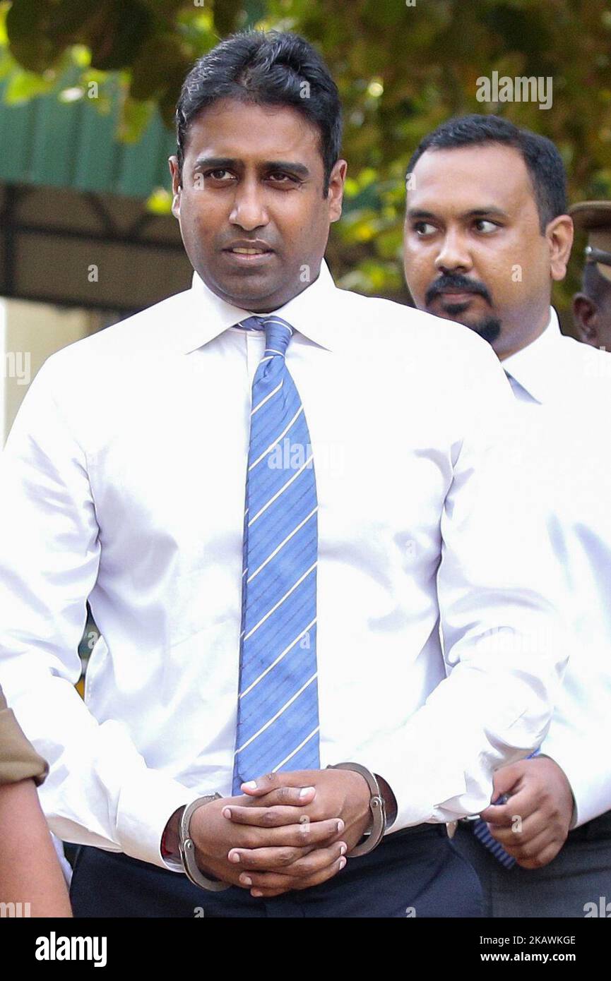 Sri Lankan Bond dealer, Arjun Aloysius ( dressed in a white shirt and a blue tie with white stripes) who is embroiled in an insider trading scam at Sri Lanka's Central Bank walks into a Magistrate Court escorted by police officers in Colombo, Sri Lanka on Friday 16 February 2018. Aloysius is the son-in-law of former Governor of Central Bank Arjuna Mahendran and both have been accused of manipulating treasury bond auctions causing a loss of over US$11 million to the state during 2015 and 2016. A special committee appointed by Sri Lankan President Maithripala Sirisena produced a presidential re Stock Photo