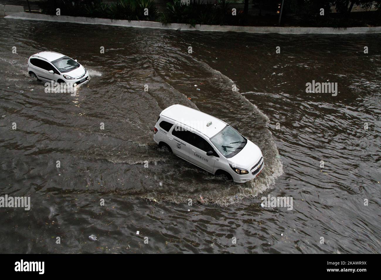Drivers face flooding in the North-South corridor and the Bus Terminal, in the central region of São Paulo (SP), during the rain that struck the city on February 26, 2018. (Photo by Fabio Vieira/FotoRua/NurPhoto) Stock Photo
