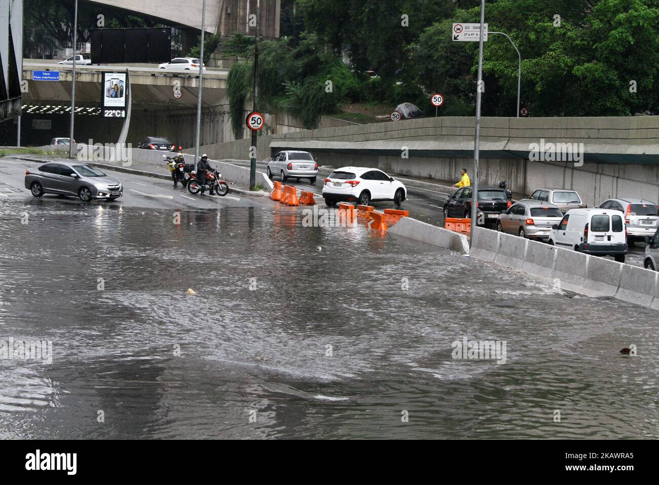 Drivers face flooding in the North-South corridor and the Bus Terminal, in the central region of São Paulo (SP), during the rain that struck the city on February 26, 2018. (Photo by Fabio Vieira/FotoRua/NurPhoto) Stock Photo