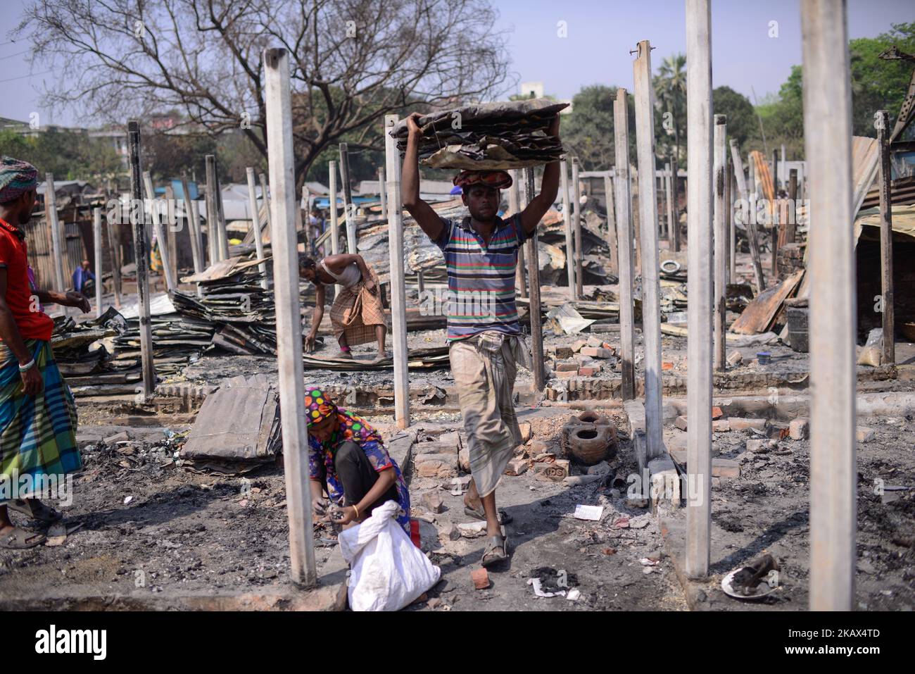 Bangladeshi slum peoples living under the open sky after a fire at last ...