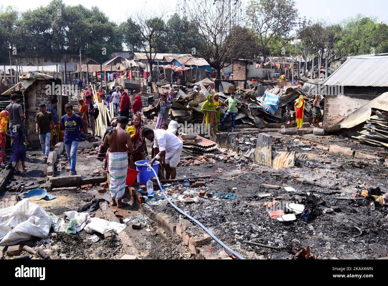 Bangladeshi slum peoples living under the open sky after a fire at last ...
