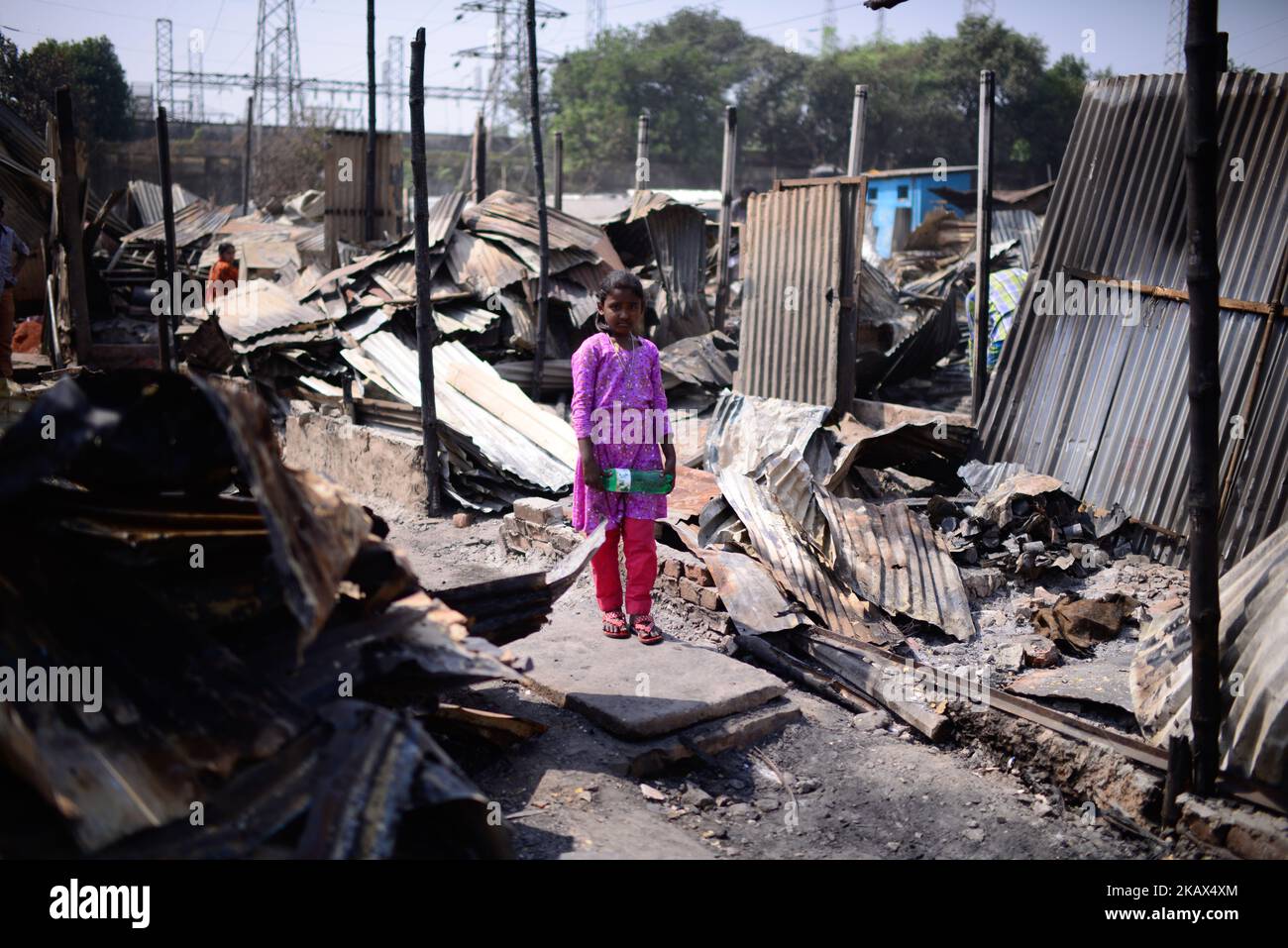 Bangladeshi slum peoples living under the open sky after a fire at last ...