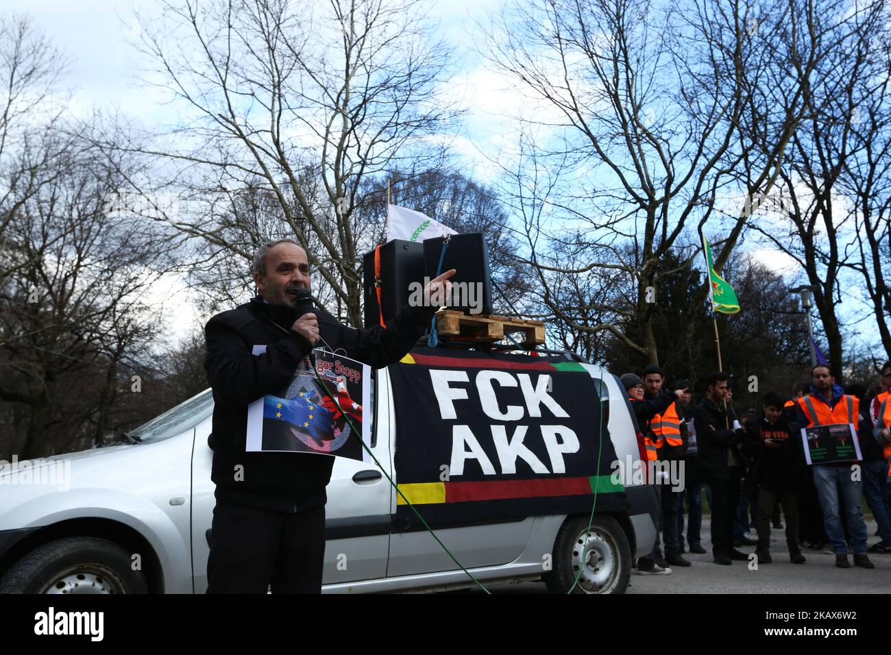 A man from Rojava speaks. Hundreds of people demonstrated in Munich ...