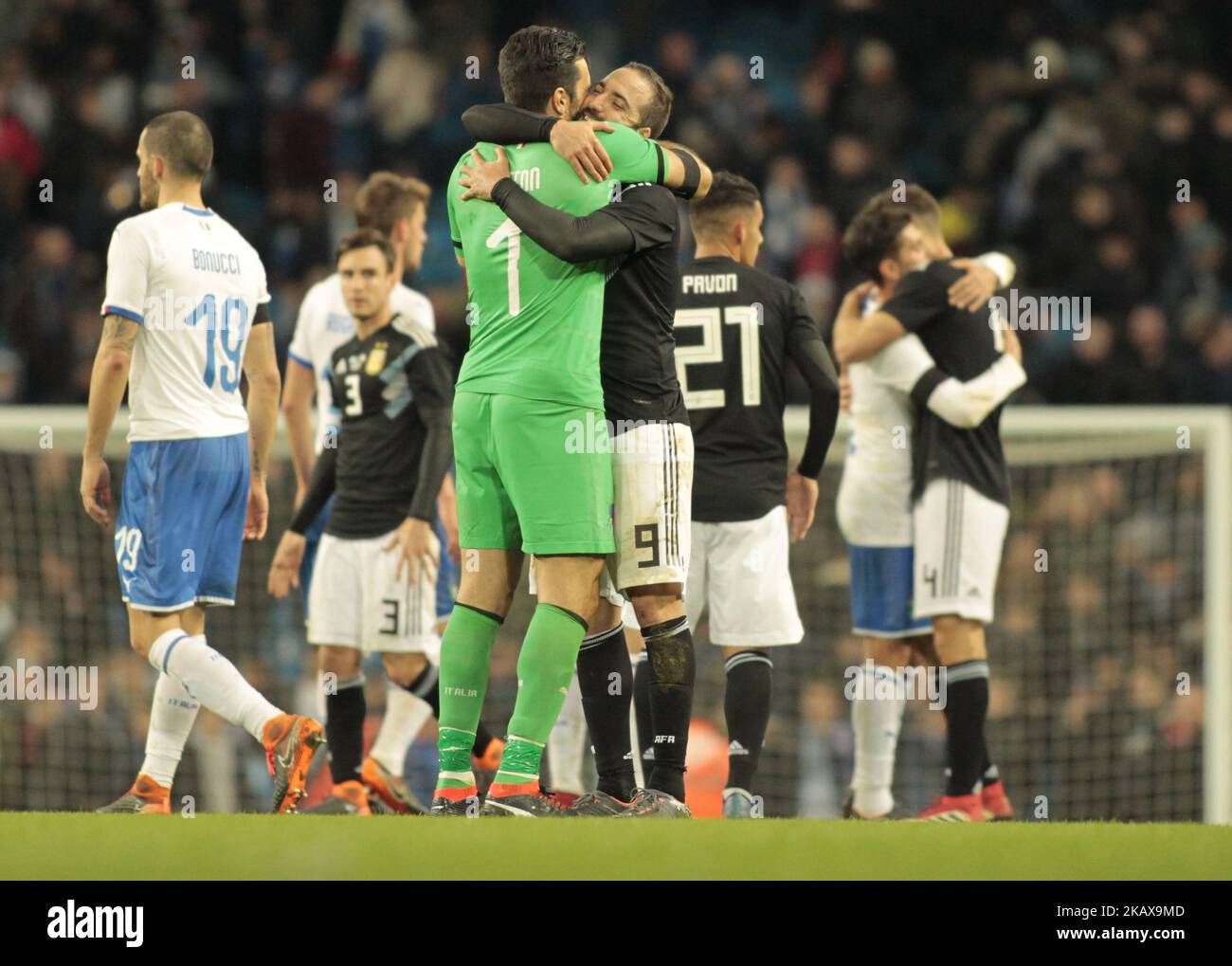Gianluigi Buffon and Gonzalo Higuain during the International friendly match between Italy and Argentina at Etihad Stadium on March 23, 2018 in Manchester, England, UK. (Photo by Loris Roselli/NurPhoto). Stock Photo