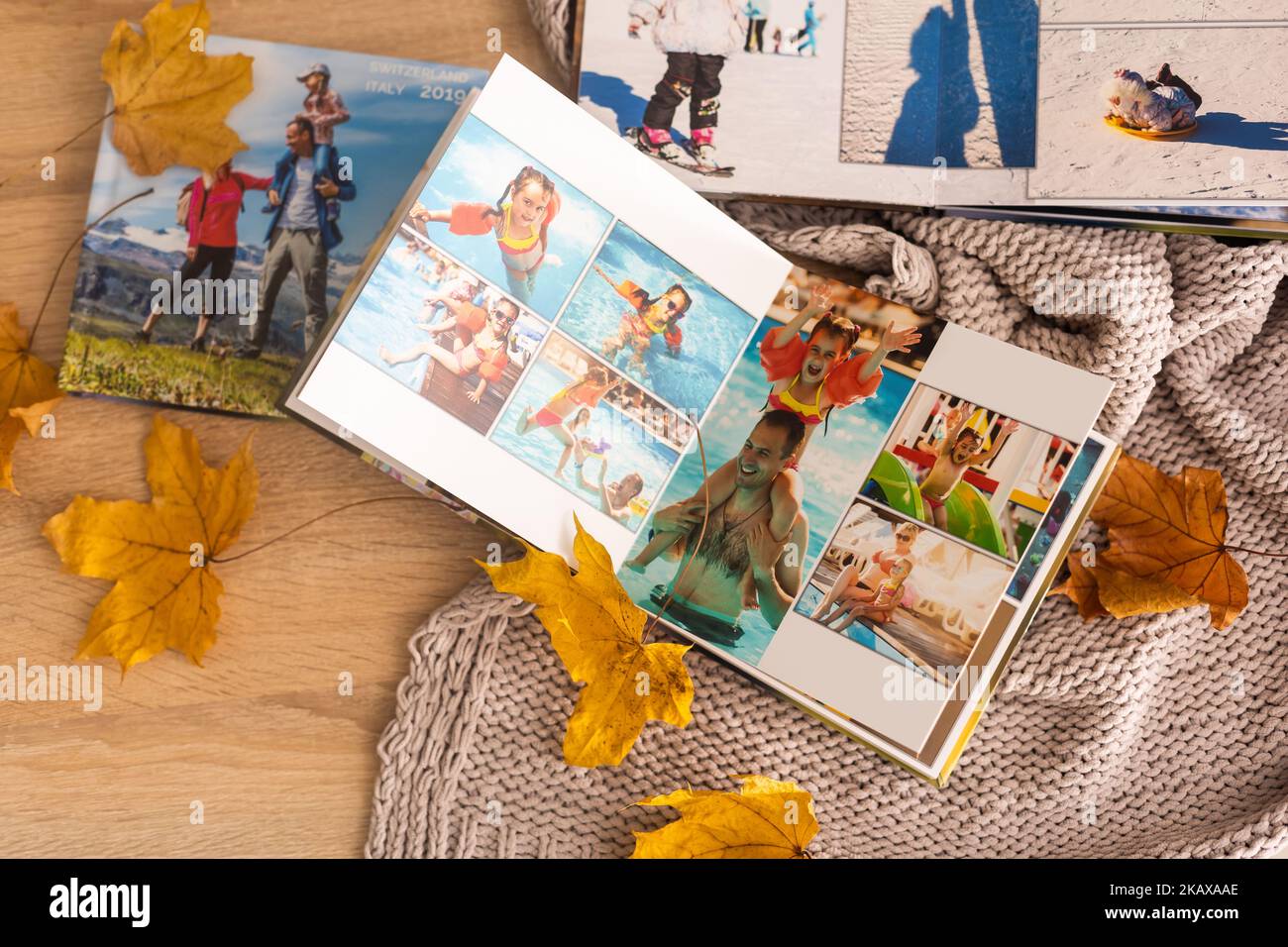 Gold photo album open hi-res stock photography and images - Alamy