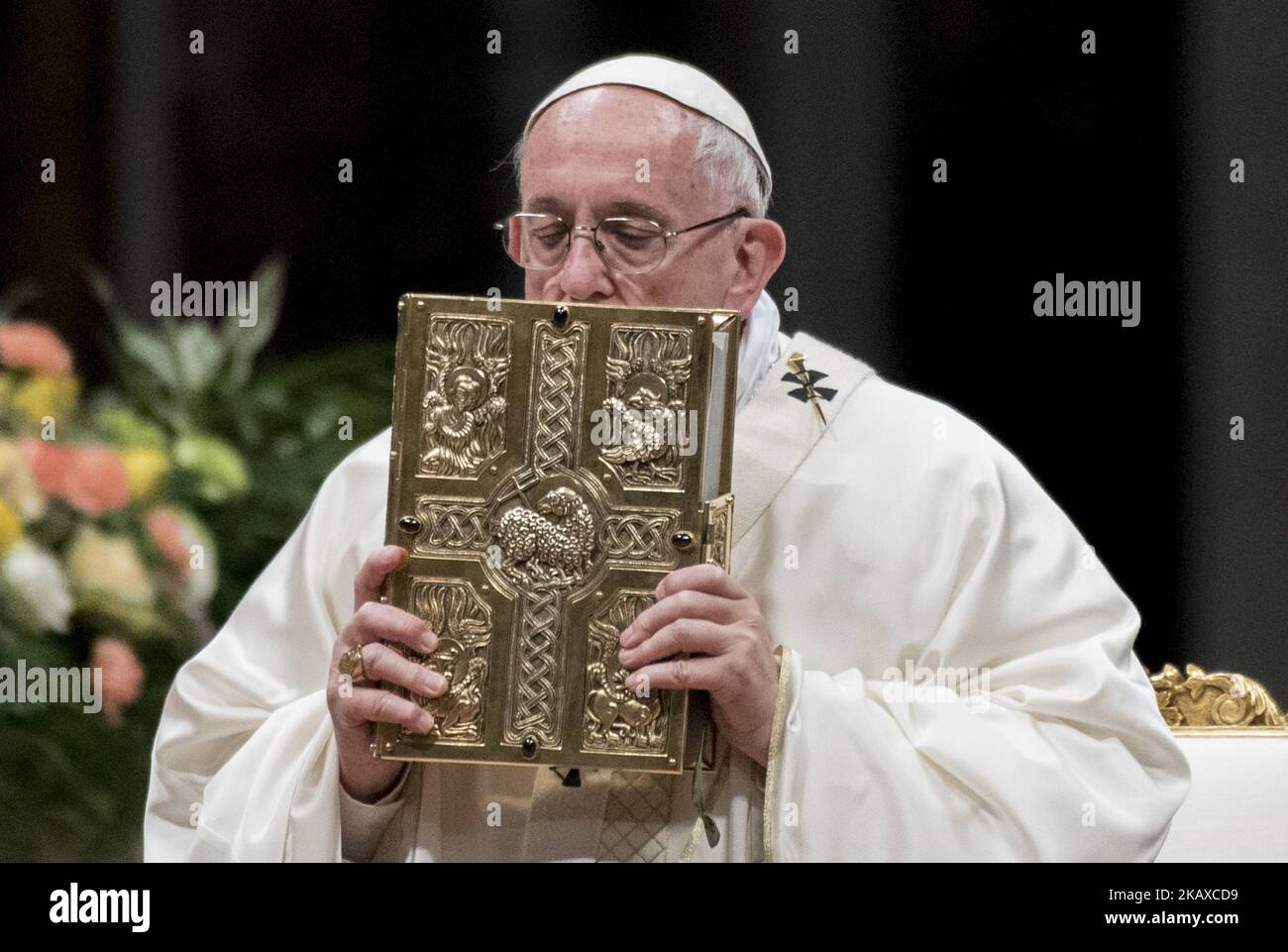 Pope francis easter vigil bible hi-res stock photography and images - Alamy