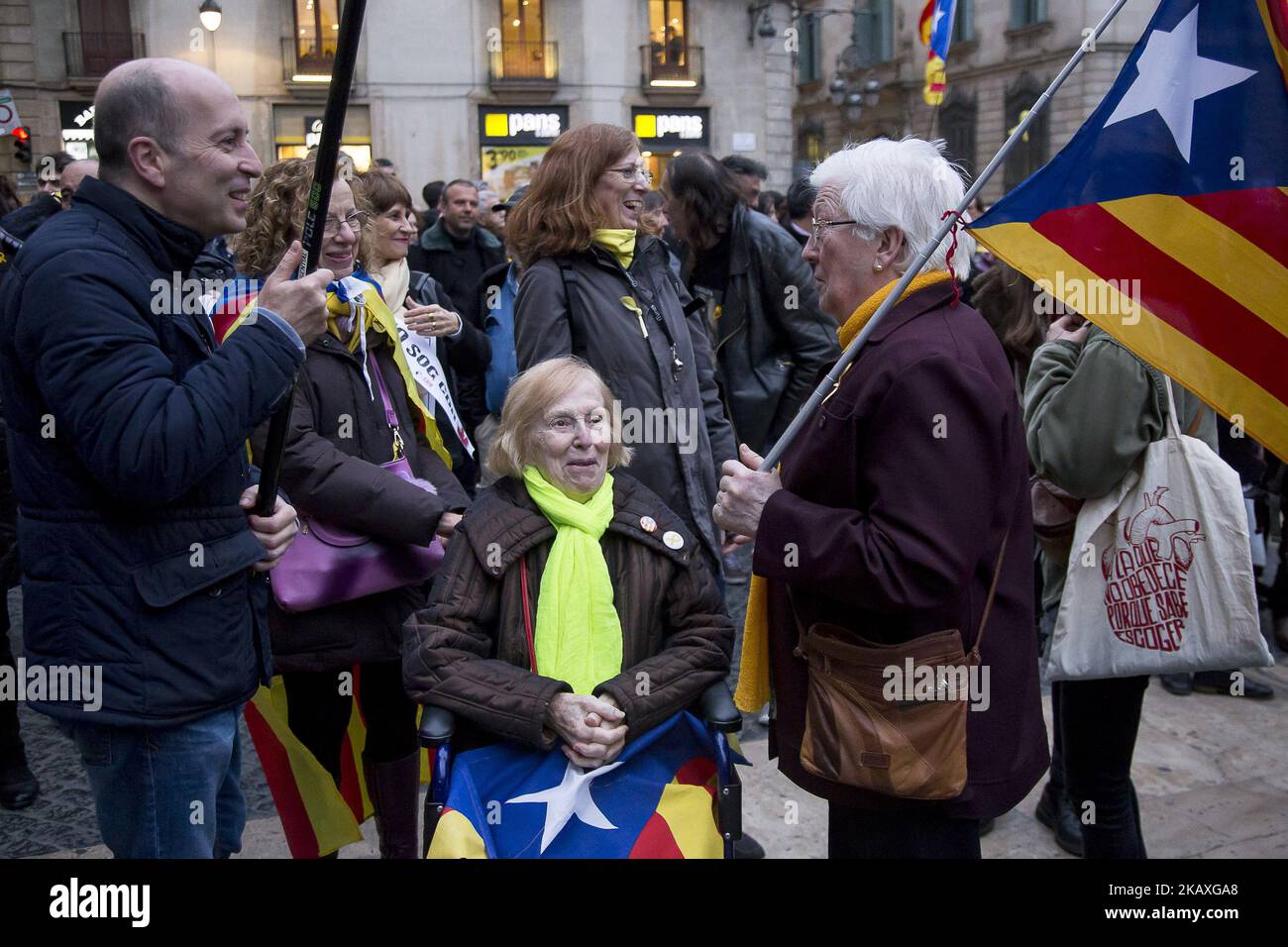 Thousands of protesters support the pro-independence activist arrested by Guardia Civil (spanish military police) and Mossos d'Esquadra (Catalan autonomous police) linked to the CDR (Comitès de Defensa de la República - Republlic's Defenders Comitee), holding banners with the text 'Jo sóc CDR' (I'm CDR) in Catalonia in Barcelona, Catalonia, Spain on April 10, 2018. (Photo by Miquel Llop/NurPhoto) Stock Photo