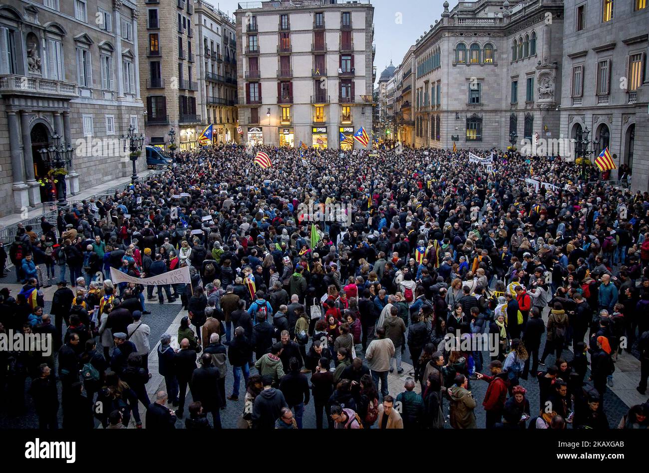 Thousands of protesters support the pro-independence activist arrested by Guardia Civil (spanish military police) and Mossos d'Esquadra (Catalan autonomous police) linked to the CDR (Comitès de Defensa de la República - Republlic's Defenders Comitee), holding banners with the text 'Jo sóc CDR' (I'm CDR) in Catalonia in Barcelona, Catalonia, Spain on April 10, 2018. (Photo by Miquel Llop/NurPhoto) Stock Photo