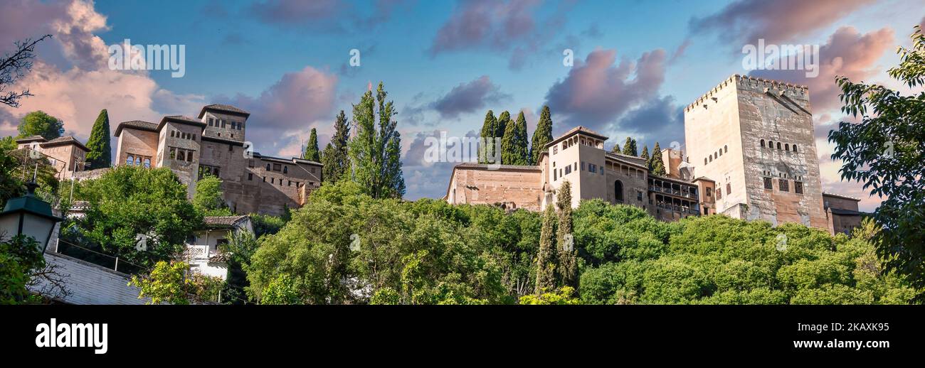 PanorÃ¡mica de la Alhambra de Granada a media maÃ±ana vista desde el mirador del rey chico, EspaÃ±a Stock Photo