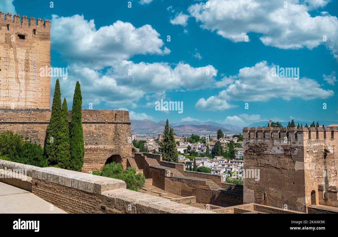 FortificaciÃ³n de la alcazaba del siglo XIII durante el reinado NazarÃ en la Alhambra de Granada, EspaÃ±a Stock Photo