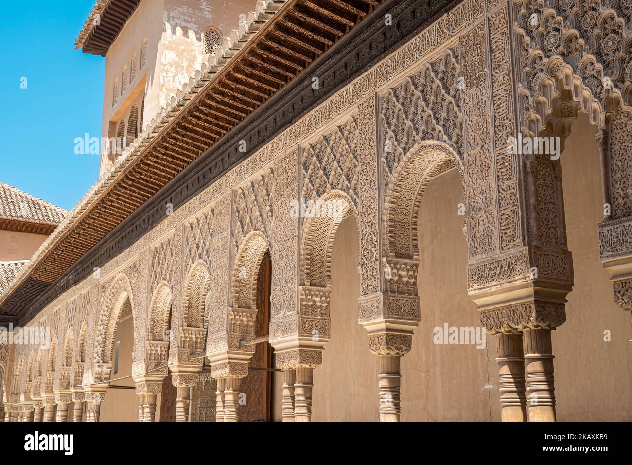 Detalle columnas y arcos ornamentados con arte Ã¡rabe nazarÃ en el patio de los leones de la Alhambra de Granada, EspaÃ±a Stock Photo