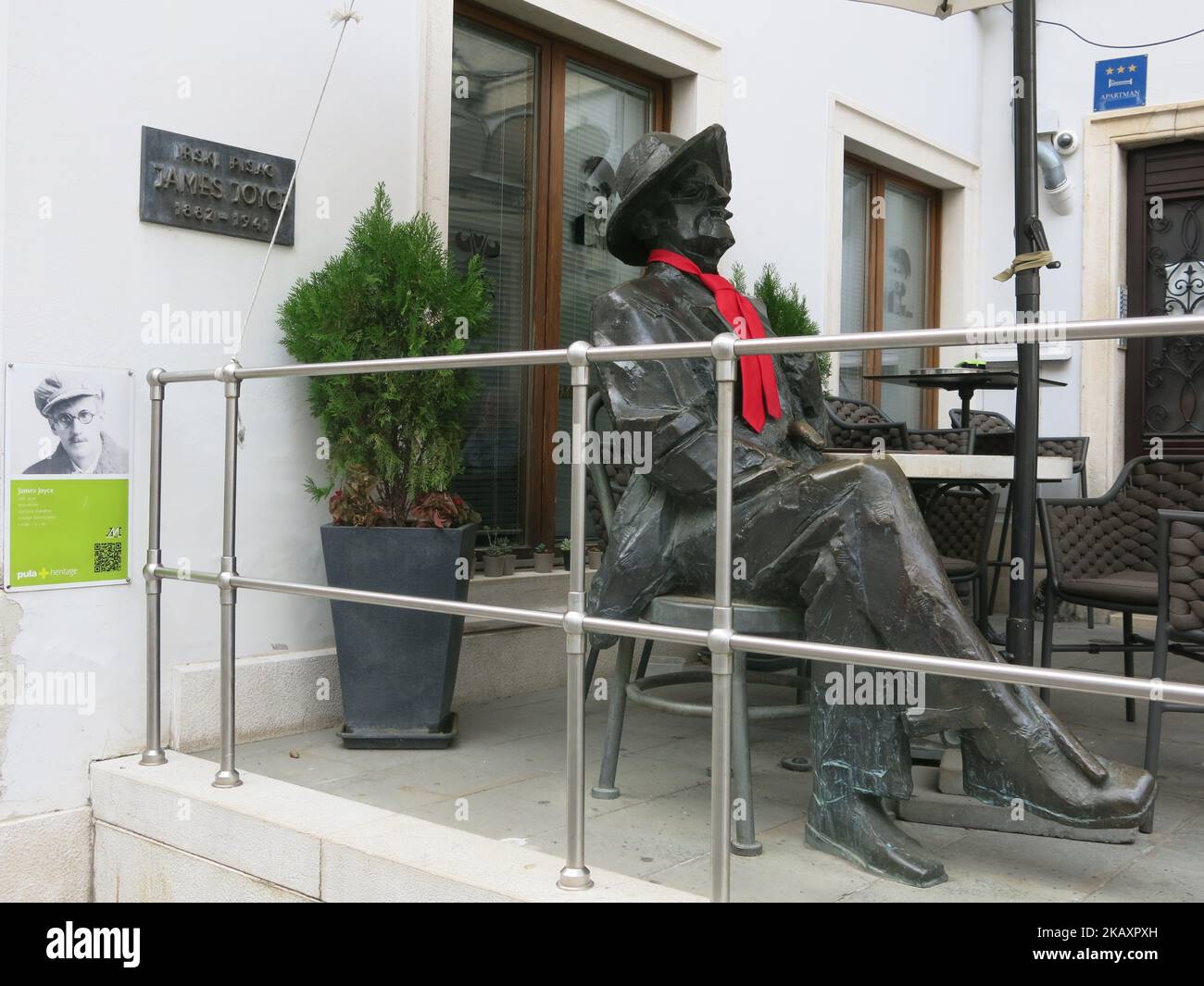 James joyce statue croatia hi-res stock photography and images - Alamy