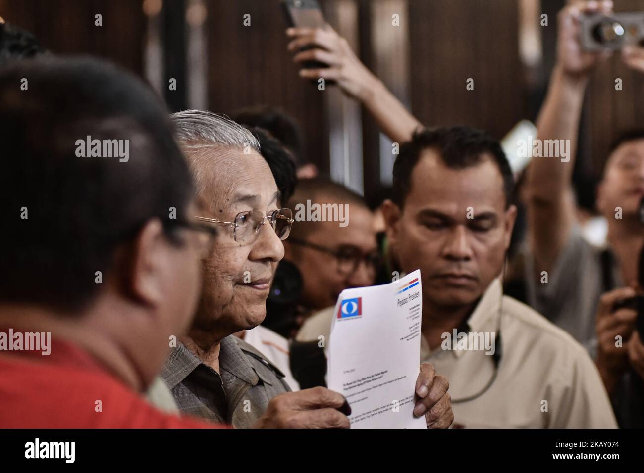 Malaysia Prime Minister, Tun Dr. Mahathir Mohamad shows endorsed letter to media members during a press conference at Sheraton Hotel in Petaling Jaya, Selangor on May 10, 2018. (Photo by Muhammad Shahrizal/NurPhoto) Stock Photo