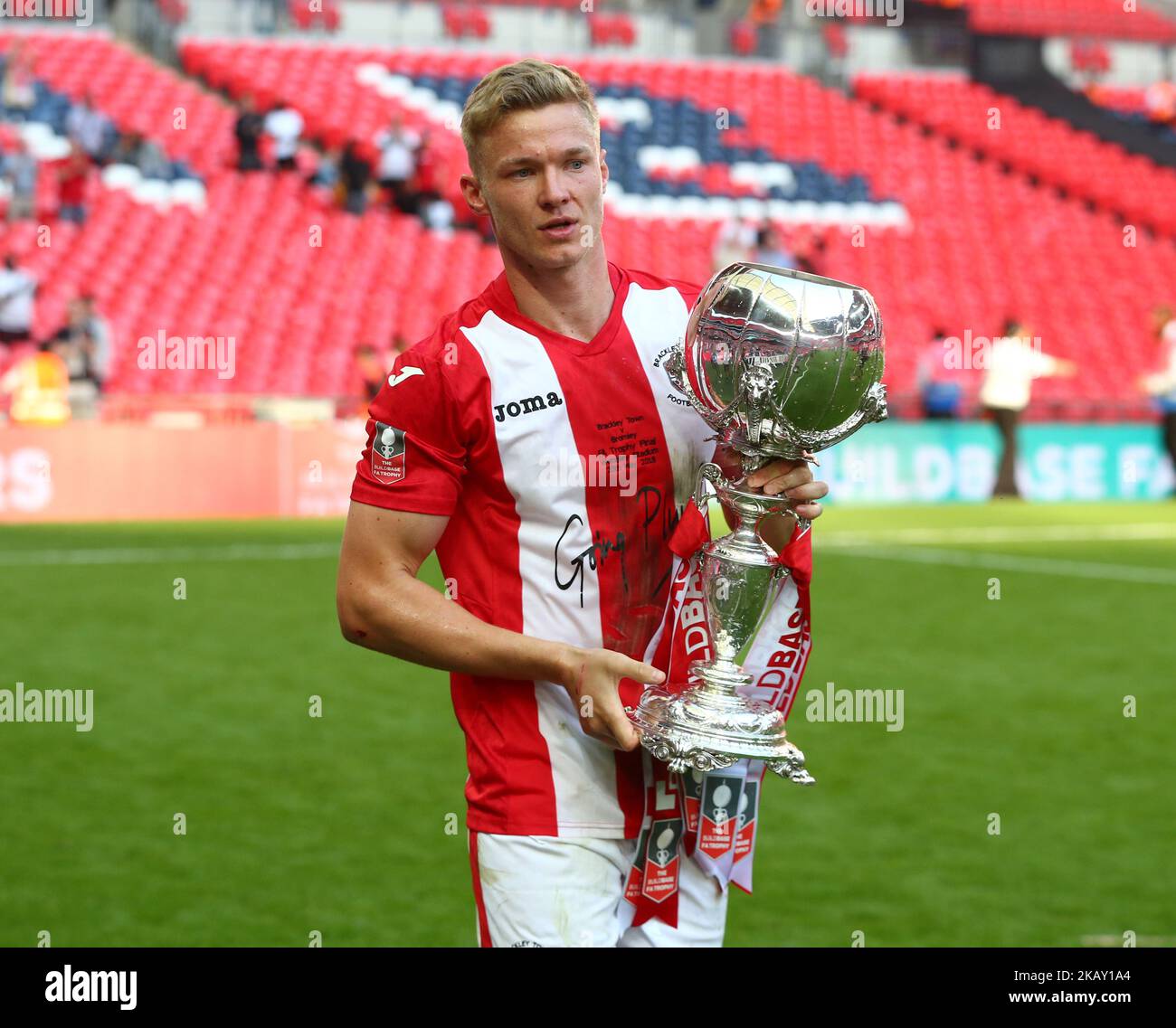 Gareth (Gaz) Dean of Brackley Town with Trophy during The Buildbase FA Trophy Final match between Brackley Town and Bromley at Wembley, London, England on 20 May 2018. (Photo by Kieran Galvin/NurPhoto) Stock Photo