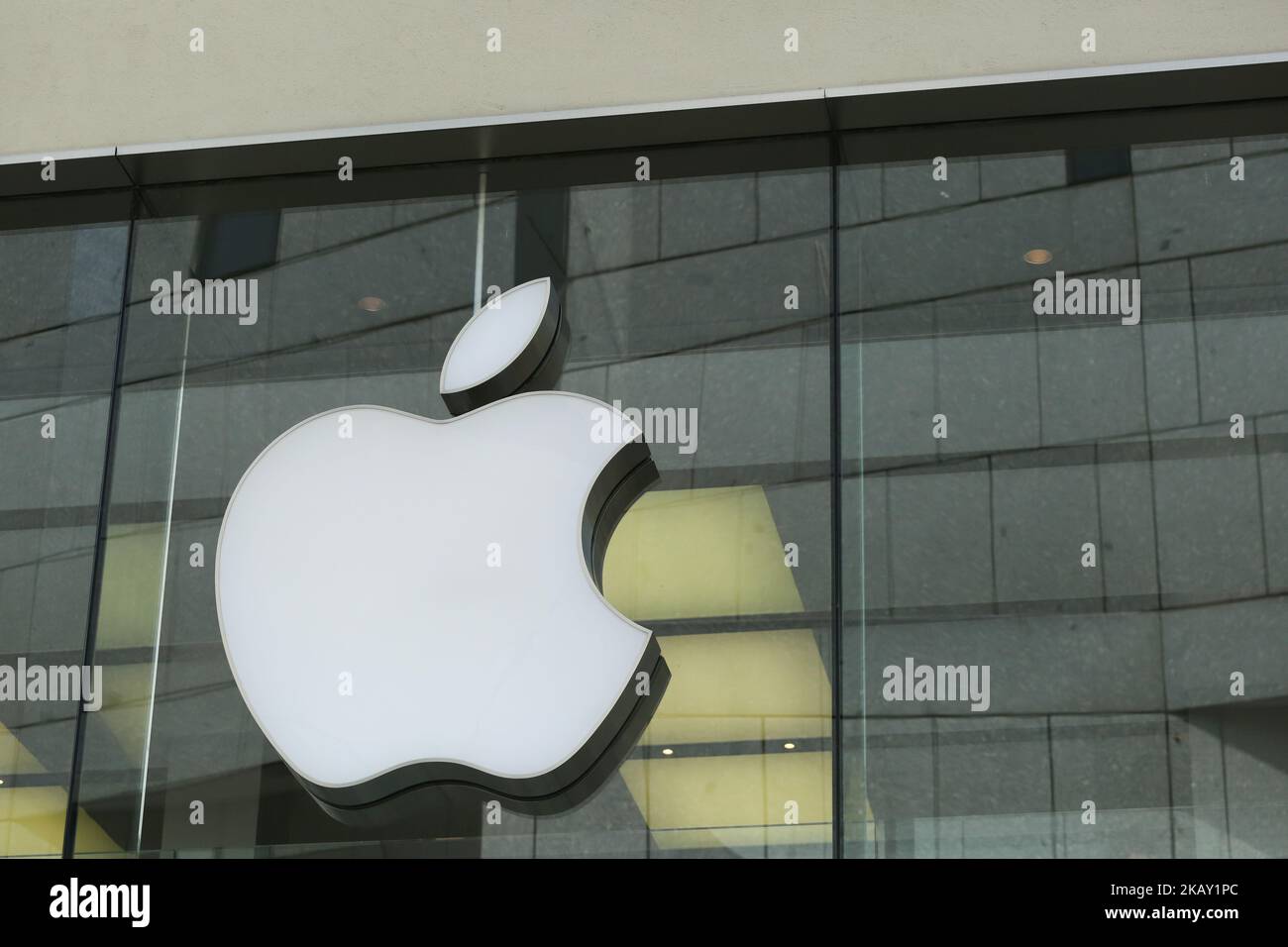 The logo of the American multinational technology company Apple headquartered in Cupertino, California, that designs, develops, and sells consumer electronics, computer software, and online services is seen in the Munich pedestrian zone. (Photo by Alexander Pohl/NurPhoto) Stock Photo