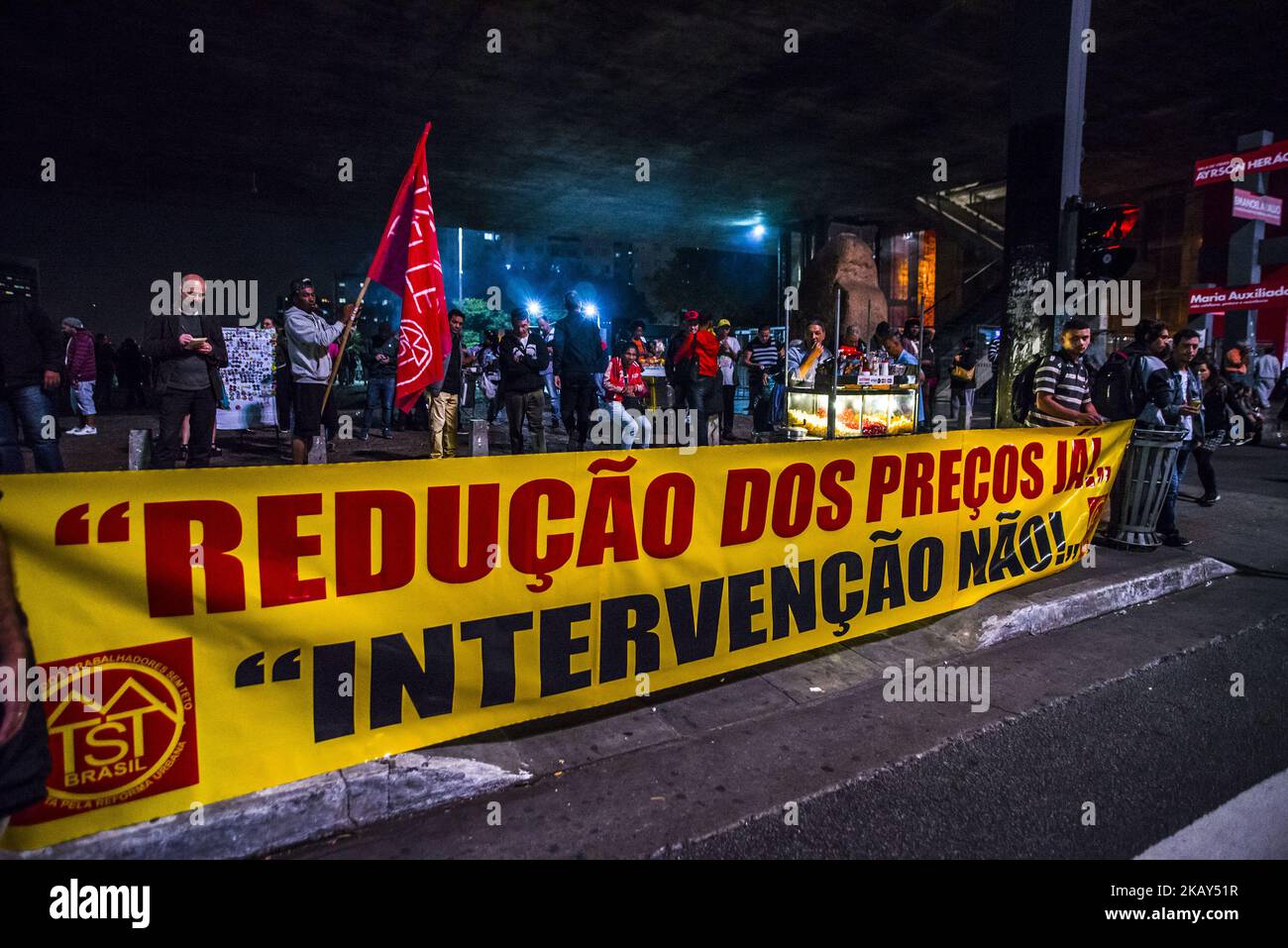 Demonstrators protest against high fuel and cooking gas costs in front of Petrobras oil company headquarters in Sao Paulo, Brazil on May 30, 2018. Protesters protest at Petrobras on Avenida Paulista on the first day of a strike against high fuel and gas costs and demanding the resignation of Petrobras president Pedro Parente in São Paulo, Brazil, on May 30, 2018. - Workers of the oil sector started a three-day strike on Wednesday in at least eight refineries, when the country suffered a trucker protest. The strike continued despite a court ruling that it was illegal and the threat of steep fin Stock Photo