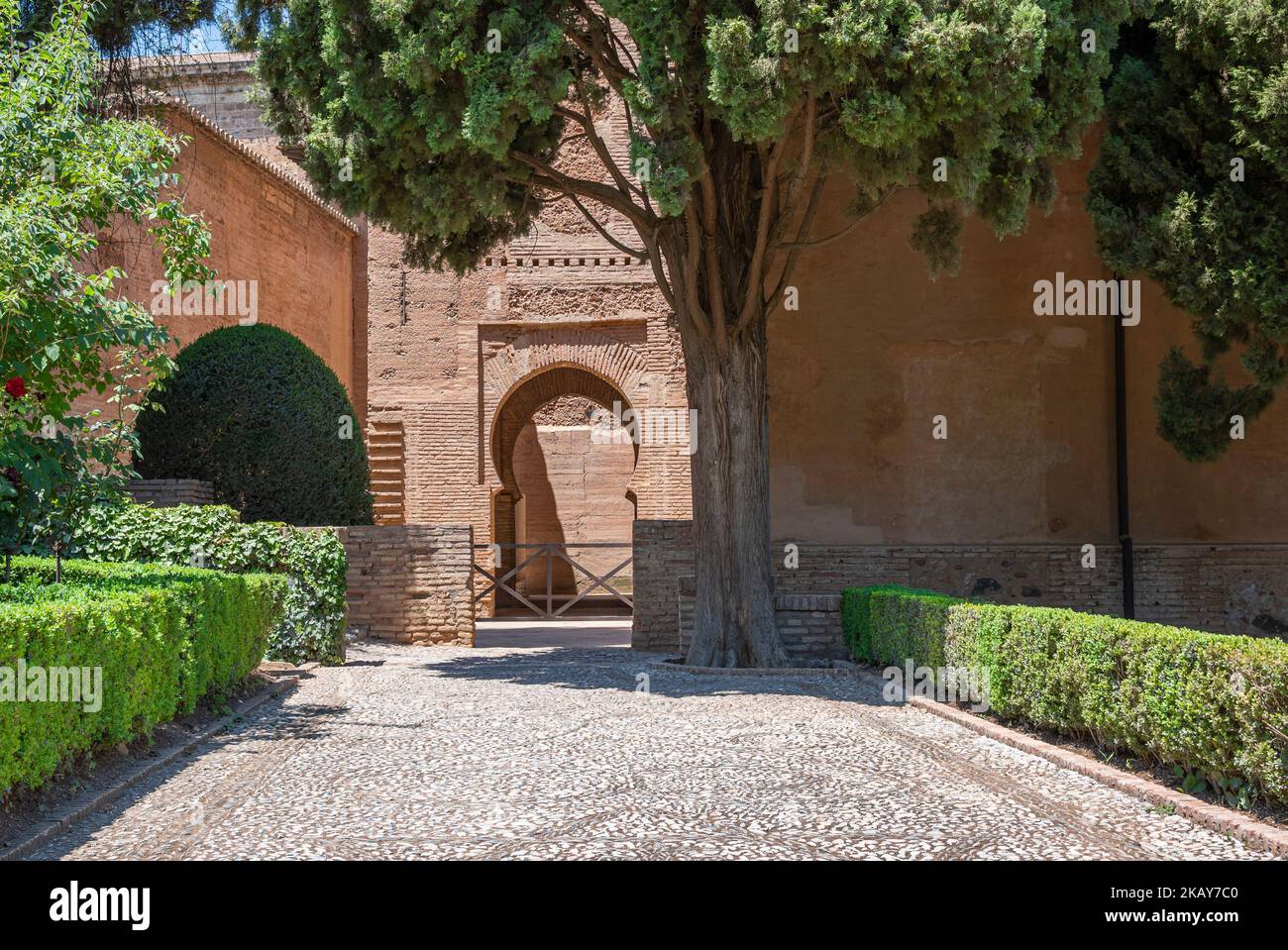 Puerta, patio y jardines dentro del recinto de la Alhambra de Granada, EspaÃ±a Stock Photo