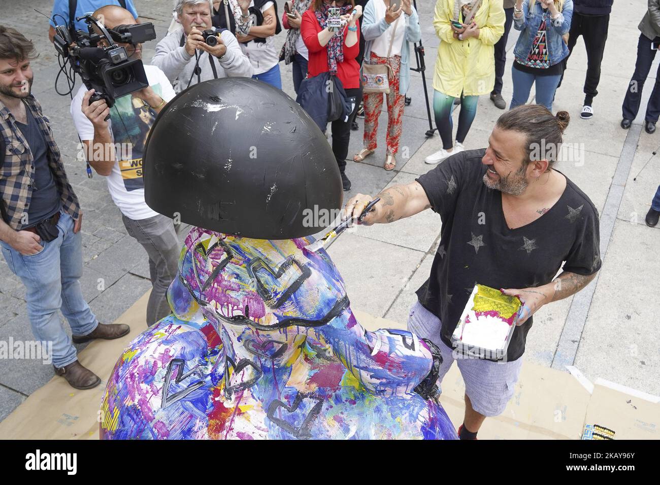 The artist Domingo Zapata restores his artwork, the menina 'La vida es sueno', in front of Queen Sofia Museum on June 11, 2018 in Madrid, Spain. This artwork takes part of the 80 sculptures in the shape of Las Meninas by the painter Velazquez, fiberglass staves decorated by artists, musicians, actors or designers to promote the city as Capital of Fashion are exhibited in the centre of Madrid (Photo by Oscar Gonzalez/NurPhoto) Stock Photo