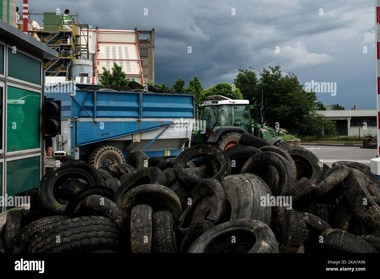 Blockade of the fuel depot Edouard Herriot port by farmers FNSEA and Young Farmers in Lyon, France, June 12, 2018. Protesters are against the revision of European financial aid, as well as against the massive importation of palm oil. Several refineries and fuel depots were blocked for a period of three days. (Photo by Nicolas Liponne/NurPhoto) Stock Photo