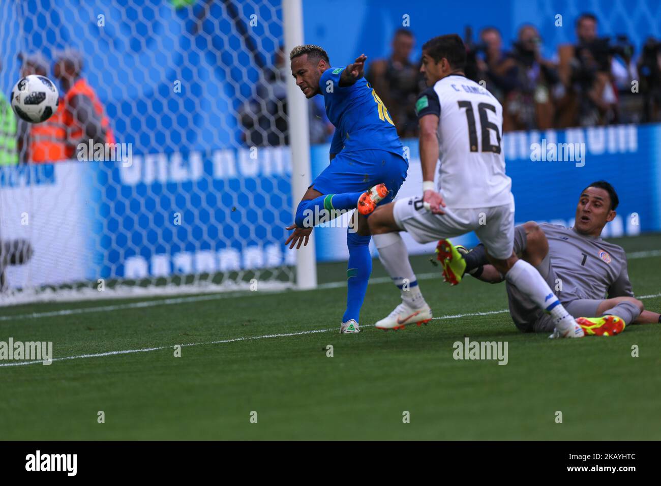 Neymar (L) of the Brazil national football team and Keylor Navas (R) of the Costa Rica national football team vie for the ball during the 2018 FIFA World Cup match, first stage - Group E between Brazil and Costa Rica at Saint Petersburg Stadium on June 22, 2018 in St. Petersburg, Russia. (Photo by Igor Russak/NurPhoto) Stock Photo