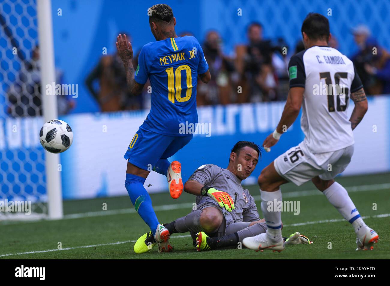 Neymar (L) of the Brazil national football team and Keylor Navas (C) of the Costa Rica national football team vie for the ball during the 2018 FIFA World Cup match, first stage - Group E between Brazil and Costa Rica at Saint Petersburg Stadium on June 22, 2018 in St. Petersburg, Russia. (Photo by Igor Russak/NurPhoto) Stock Photo