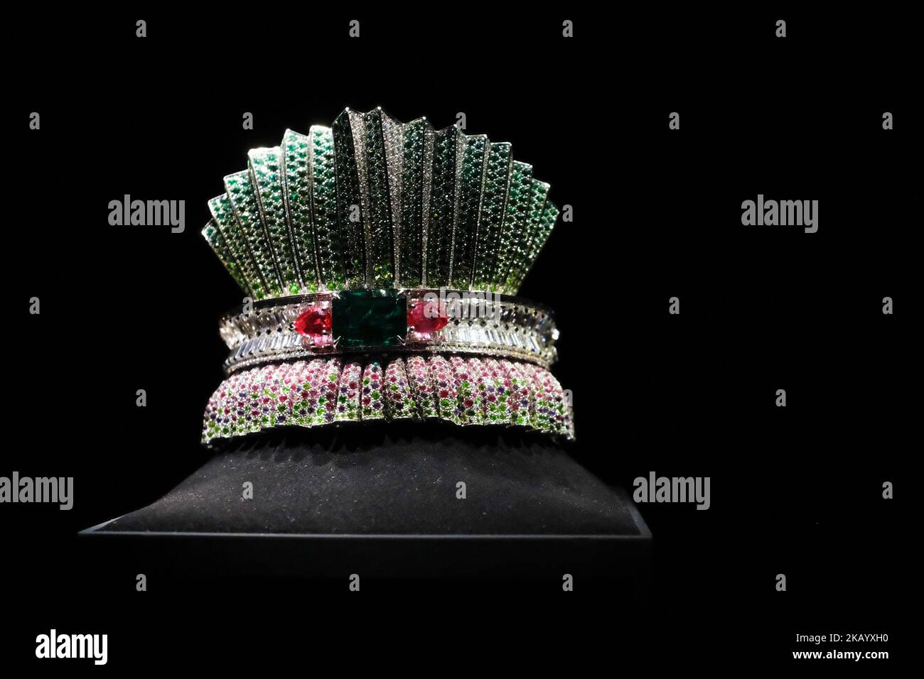 Polissage bijoux bague en atelier avec des outils adéquats Photo Stock -  Alamy