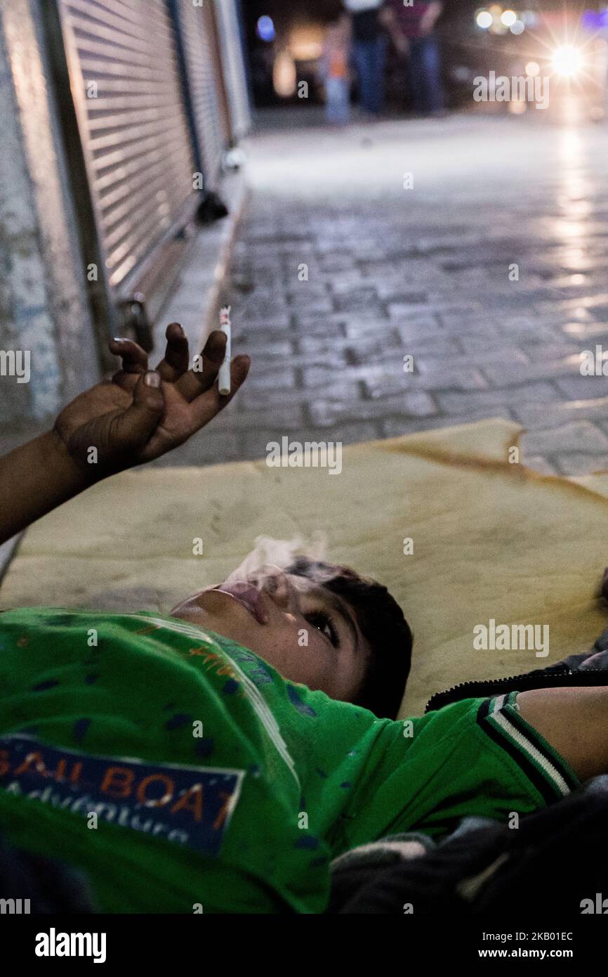 A homeless boy at his sleeping place on a street in Qamishli / Syria (Photo by Sebastian Backhaus/NurPhoto) Stock Photo