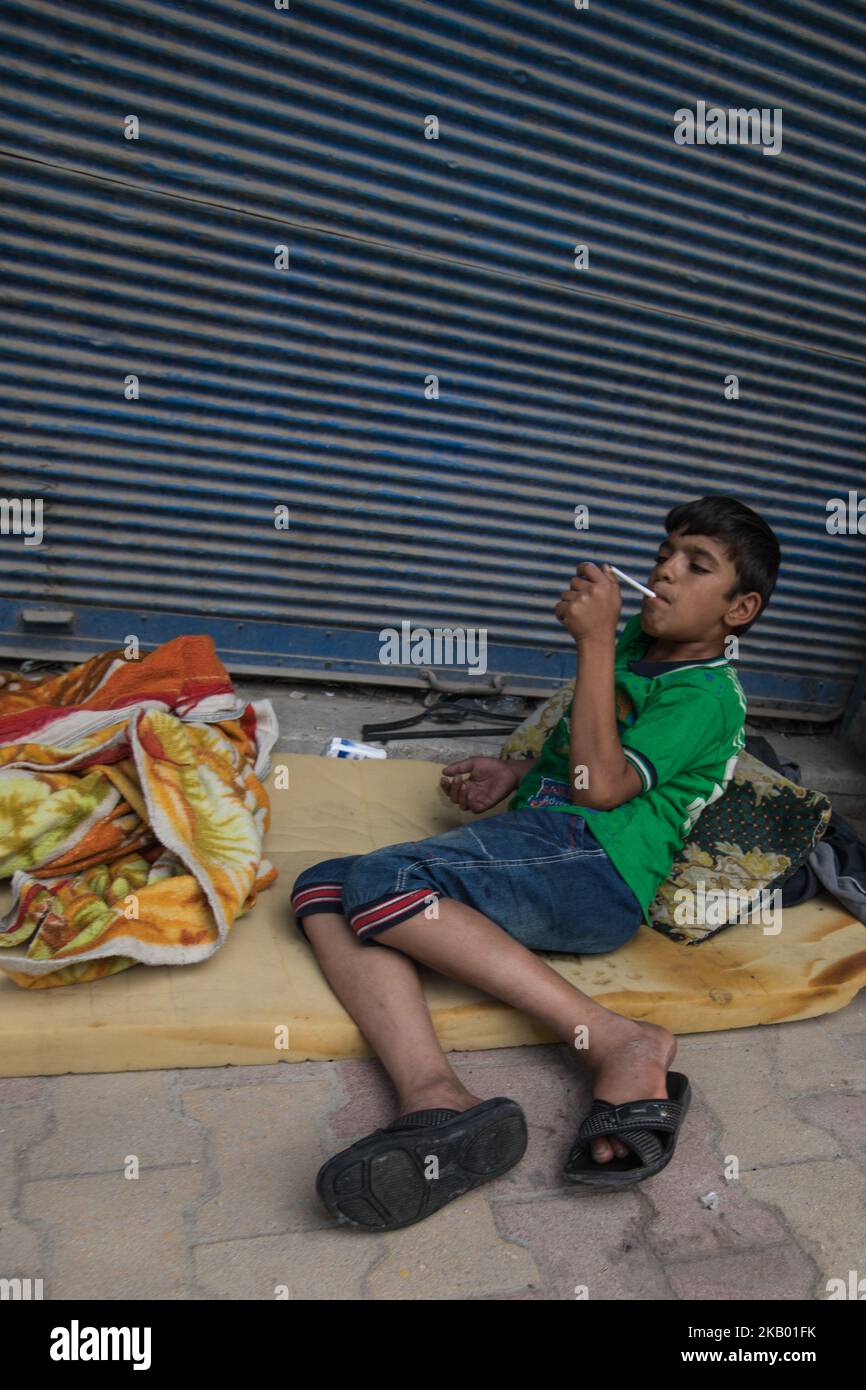 A homeless boy at his sleeping place on a street in Qamishli / Syria (Photo by Sebastian Backhaus/NurPhoto) Stock Photo