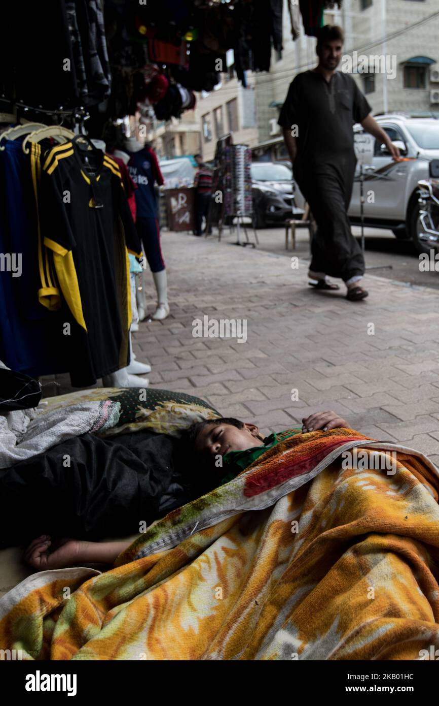 A homeless boy at his sleeping place on a street in Qamishli / Syria (Photo by Sebastian Backhaus/NurPhoto) Stock Photo