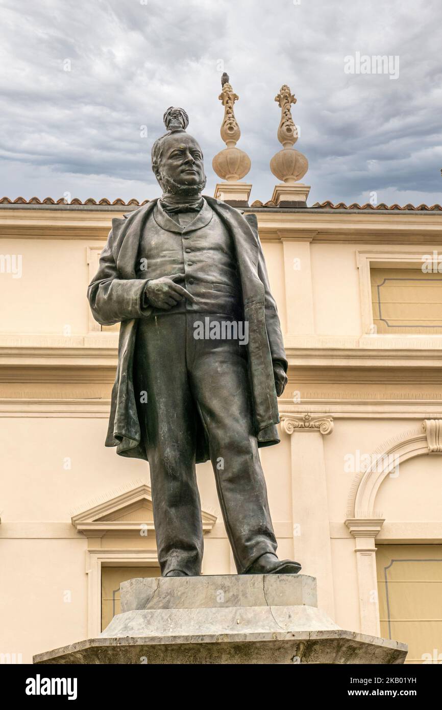 Statue to cavour hi-res stock photography and images - Alamy