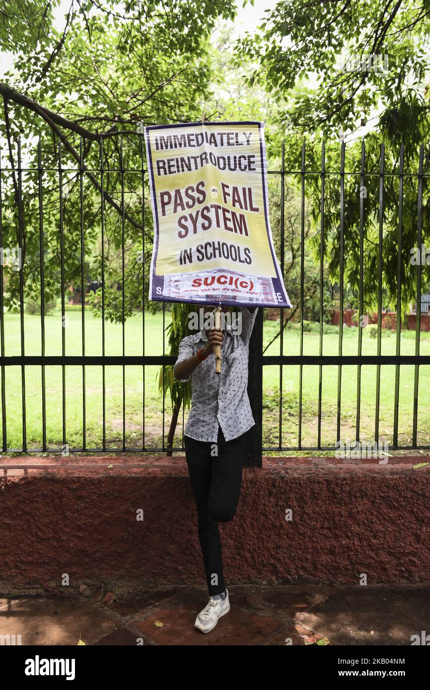 Students, teachers and activists of SUCI (C) participate in a rally from Mandi House to Parliament Street to protest against the 'No Detention Policy' in the schools on July 18, 2018 in New Delhi, India. As per No detention policy under the Right to Education Act no student can be failed or expelled from school till Class 8. (Photo by Indraneel Chowdhury/NurPhoto) Stock Photo