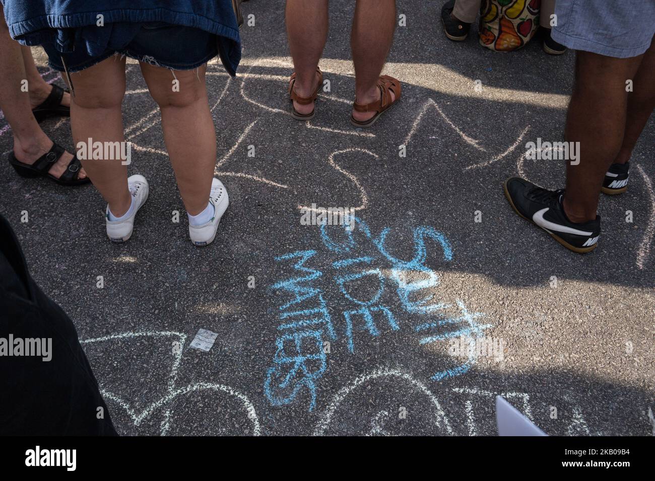 Demonstrators leave messages in chalk during the conclusion of an anti-gun violence march outside Wrigley Field in Chicago on August 2, 2018. Organizers of the march are calling for the resignation of Mayor Rahm Emanuel and Chicago Police Superintendent Eddie Johnson and want to bring attention to gun violence and poverty on the South and West Sides of Chicago. (Photo by Max Herman/NurPhoto) Stock Photo