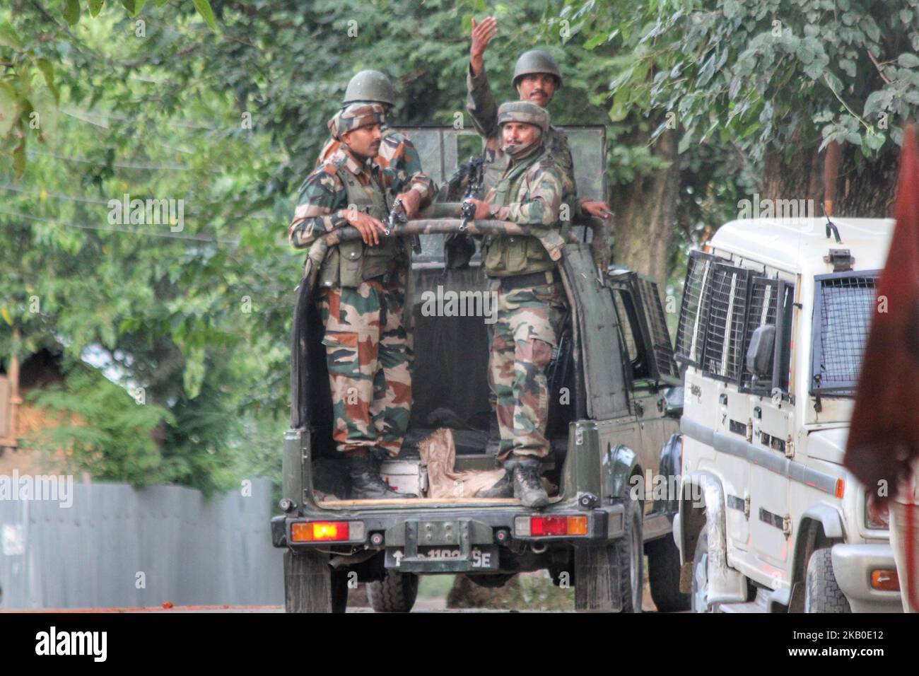 Indian Army Soldiers rush towards the Encounter site in Handwara, on August 21, 2018. (Photo by Nasir Kachroo/NurPhoto) Stock Photo