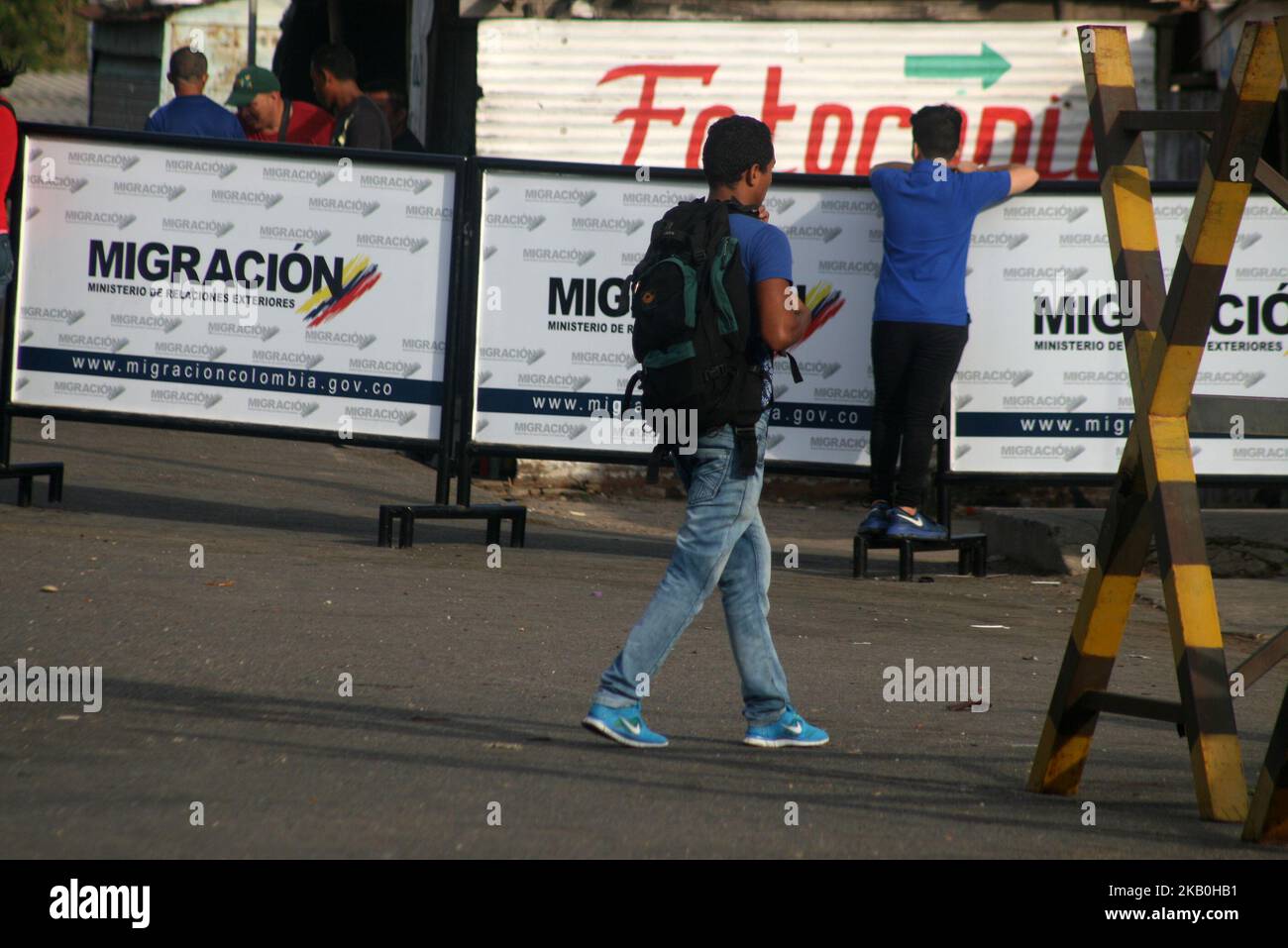 Venezuelans flee the crisis in their country for the Colombian border today Sunday 26/08/2018. Migration by Paraguachon border limit with the neighboring country exceeded the expected levels and has overflowed. (Photo by Humberto Matheus/NurPhoto) Stock Photo