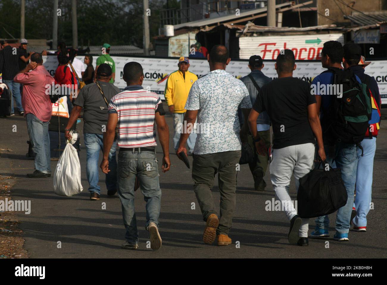 Venezuelans flee the crisis in their country for the Colombian border today Sunday 26/08/2018. Migration by Paraguachon border limit with the neighboring country exceeded the expected levels and has overflowed. (Photo by Humberto Matheus/NurPhoto) Stock Photo