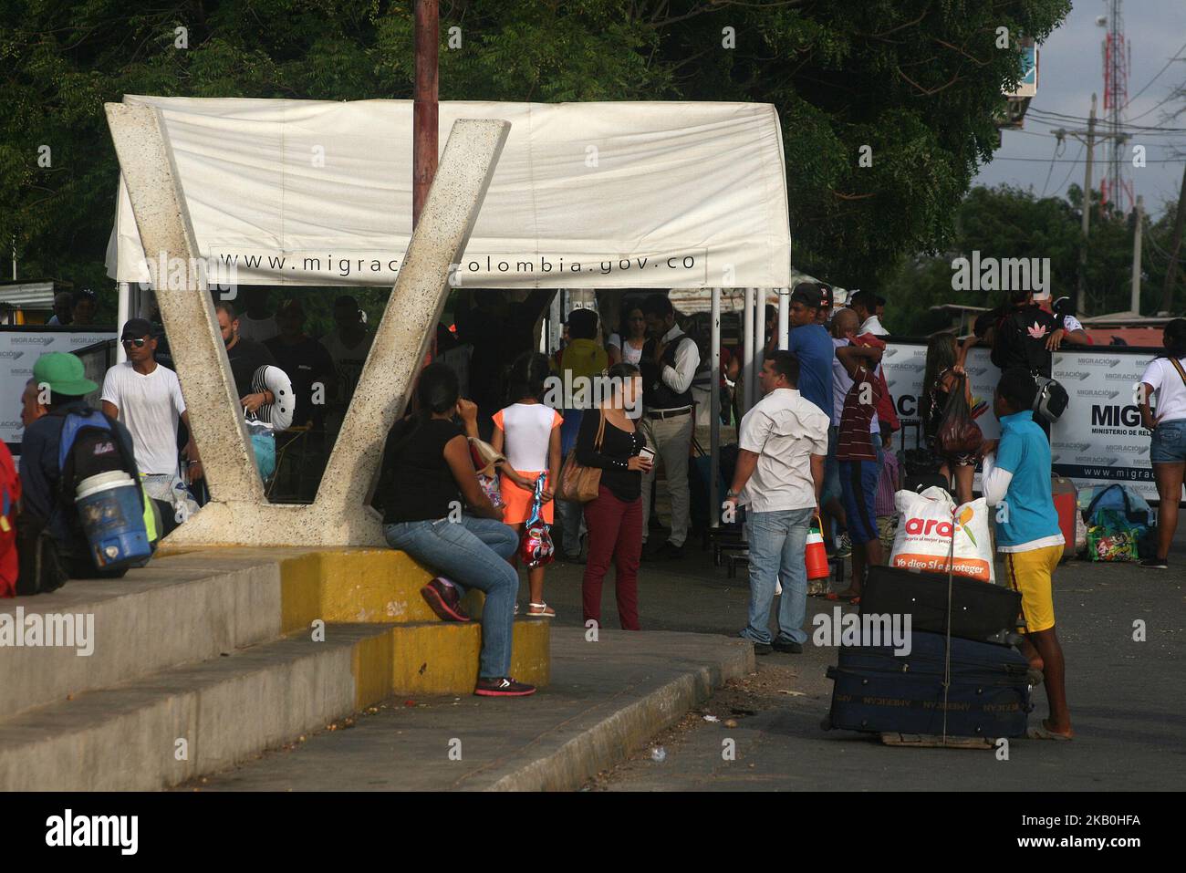 Venezuelans flee the crisis in their country for the Colombian border today Sunday 26/08/2018. Migration by Paraguachon border limit with the neighboring country exceeded the expected levels and has overflowed. (Photo by Humberto Matheus/NurPhoto) Stock Photo