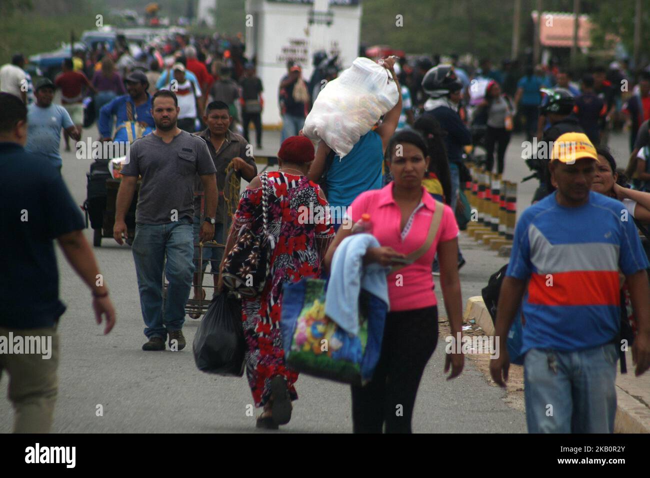 Venezuelans cross the Colombian border in Paraguachon La Raya, Columbia on September 4, 2018. For from the neighboring country to reach other countries such as Peru, Ecuador, Chile, Argentina, fleeing the economic crisis that they live in their country. (Photo by Humberto Matheus/NurPhoto) Stock Photo