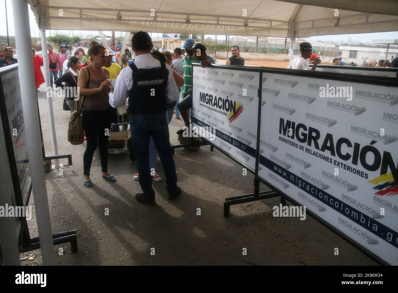 Venezuelans cross the Colombian border in Paraguachon La Raya, Columbia on September 4, 2018. For from the neighboring country to reach other countries such as Peru, Ecuador, Chile, Argentina, fleeing the economic crisis that they live in their country. (Photo by Humberto Matheus/NurPhoto) Stock Photo