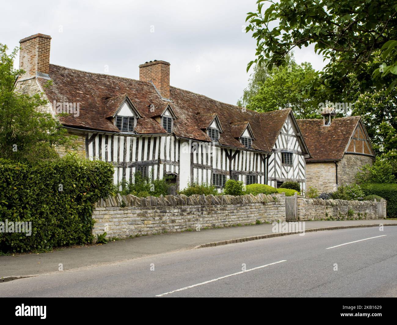 Stratford upon Avon. Mary Arden's Farm street view, a traditional oak framed farmhouse. Stock Photo