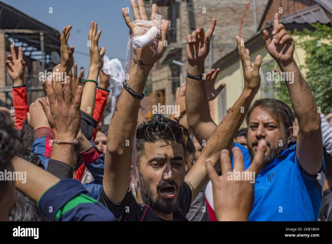  Kashmiri Shiite Muslim mourners shout religious slogans as they try