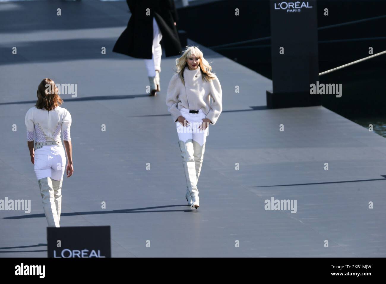 Katherine Langford walks the runway during the L'Oreal Womenswear  Spring/Summer 2023 show as part of Paris Fashion Week in Paris, France on  October 02, 2022. Photo by Aurore Marechal/ABACAPRESS.COM Stock Photo 