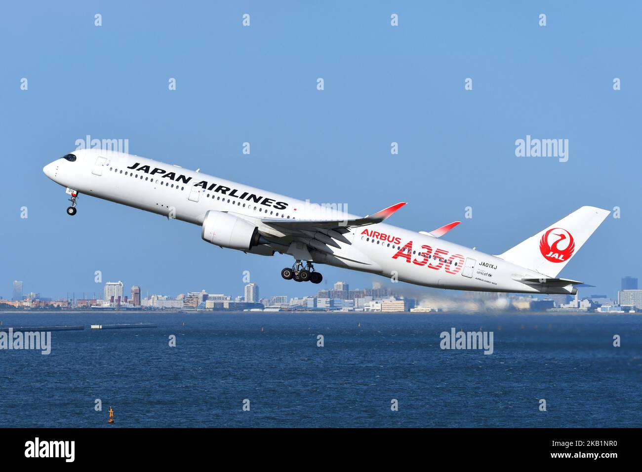 Japan airlines a350 900 hi-res stock photography and images - Alamy