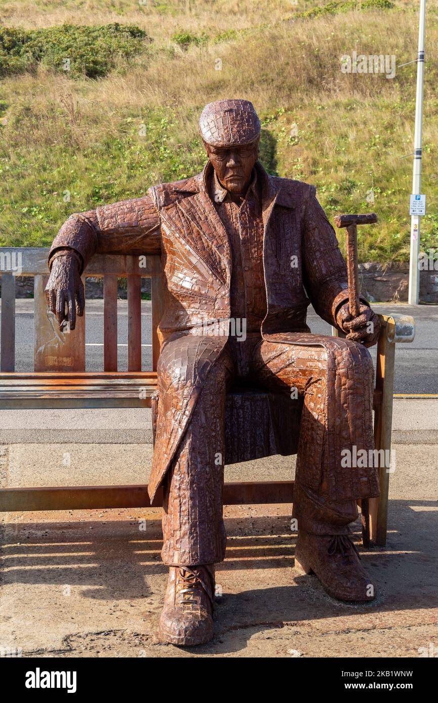 Scarborough, UK: Freddie Gilroy and the Belsen Stragglers sculpture by Ray Lonsdale. Oversized (3.5m) statue of the former soldier Stock Photo