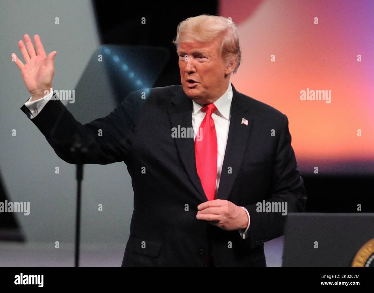 October 8, 2018 - Orlando, Florida, United States - U.S. President Donald Trump waves as he arrives on stage to address attendees at the International Association of Chiefs of Police Annual Convention on October 8, 2018 at the Orange County Convention Center in Orlando, Florida. (Photo by Paul Hennessy/NurPhoto) Stock Photo