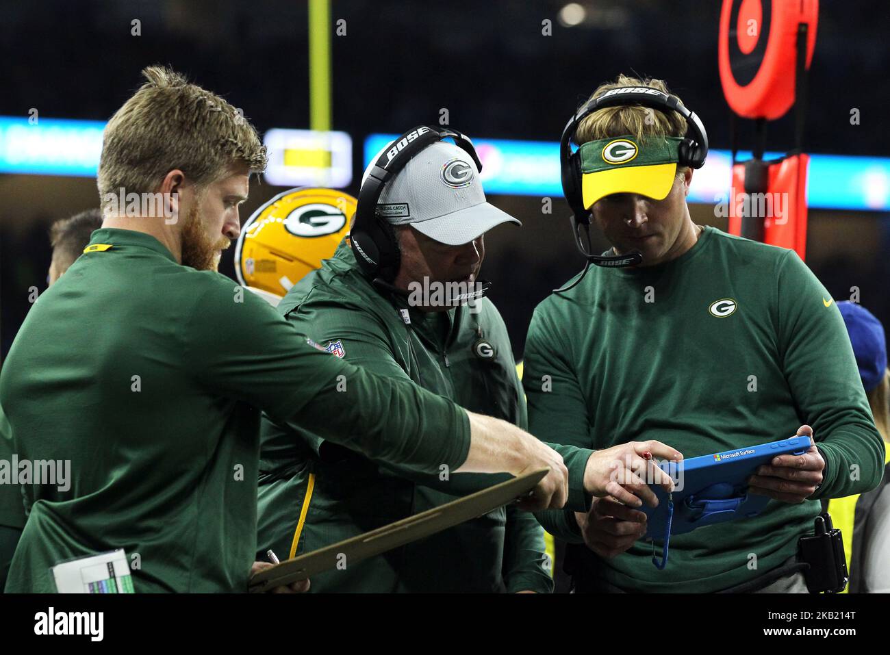 Green Bay Packers head coach Mike McCarthy (center) talks to strength & conditioning coach Grant Thorne (left) and wide receivers coach David Raith (right) during the first half of an NFL football game against the Detroit Lions in Detroit, Michigan USA, on Sunday, October 7, 2018. (Photo by Jorge Lemus/NurPhoto) Stock Photo